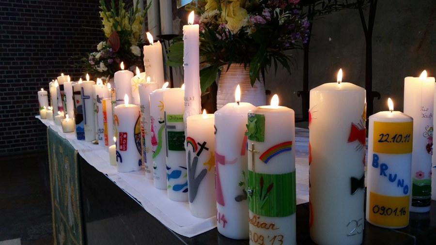 Familiengottesdienst und Tauferinnerungsfest, Bild zeigt Kerzen