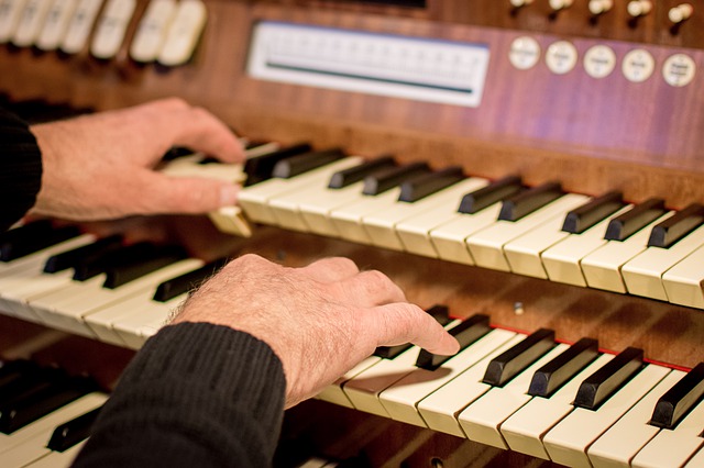 Orgeltastaur mit spielenden Händen